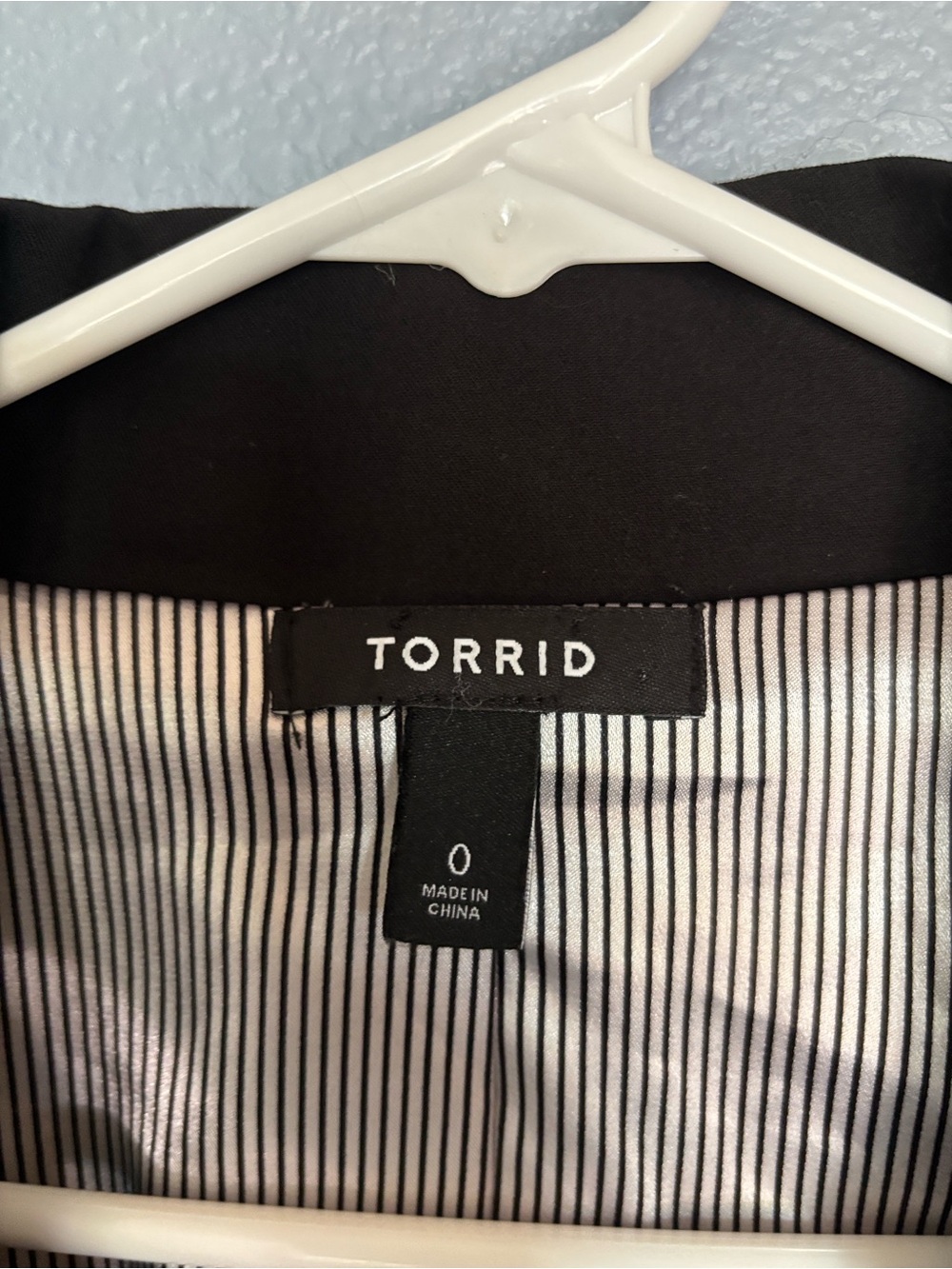 City Twill Classic Fit Blazer by TORRID.
Black. Lined. Faux pockets. Size 0/lg - Picture 5 of 10